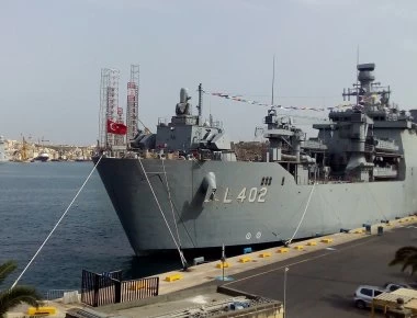 Στο Δυρράχιο το σκάφος αποβατικών επιχειρήσεων του τουρκικού Ναυτικού TCG Bayraktar